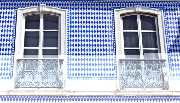 Gevel betegeld met blauw-witte azulejos