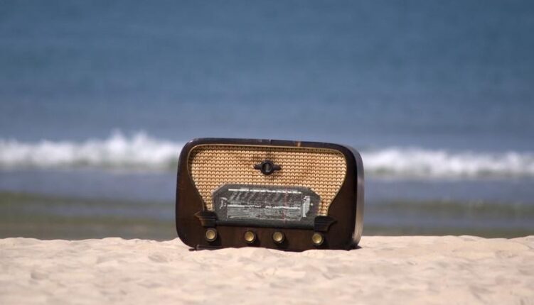 Antieke radio op een strand