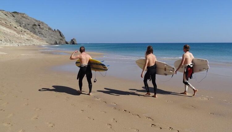 Surfers op strand Praia da Luz in de Algarve